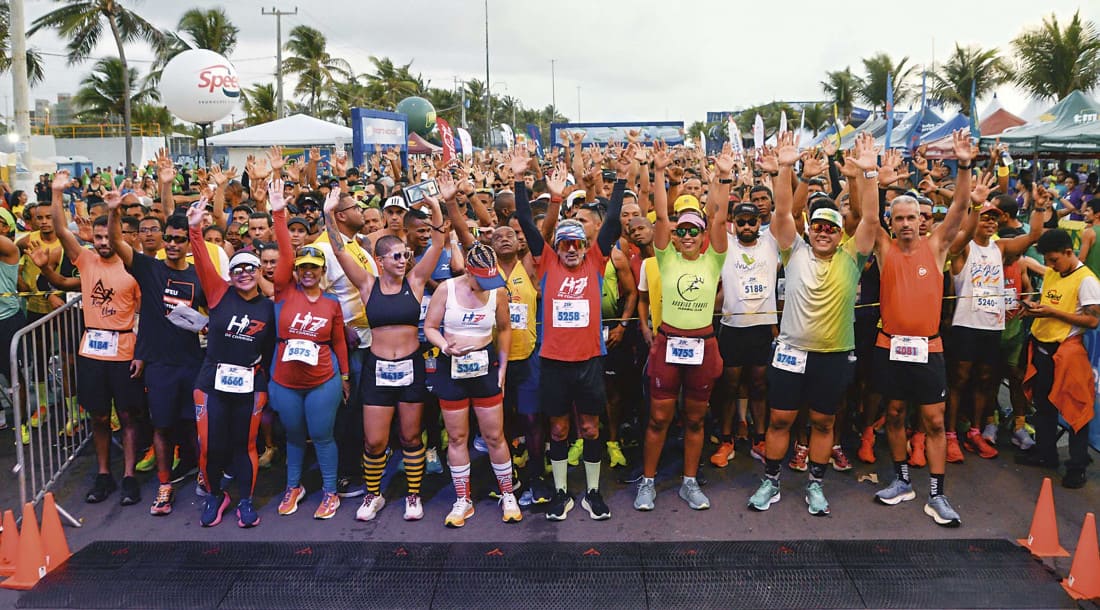 Centenas de atletas posando para foto na Corrida dos Servidores Públicos de Sergipe