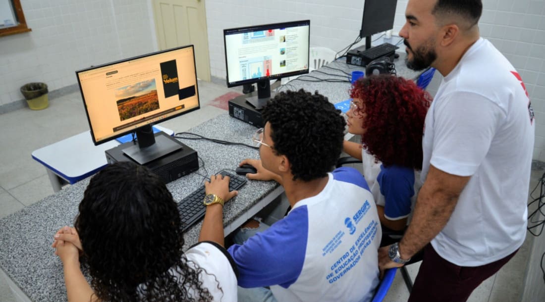 Alunos da escola na frente do computador