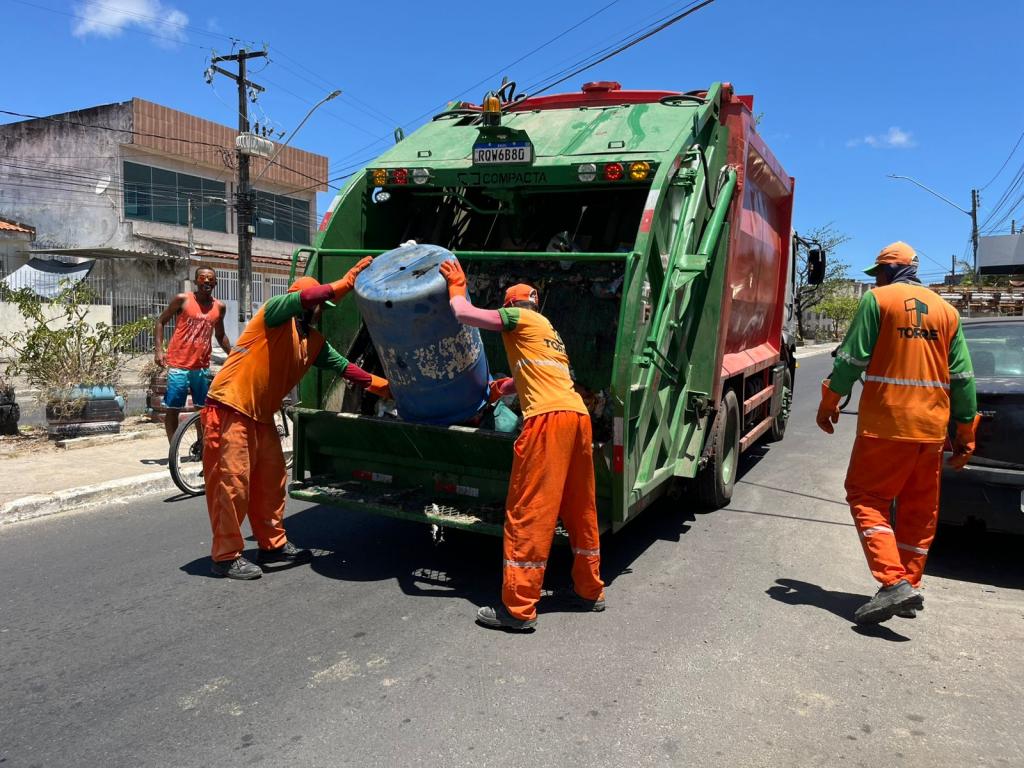 Caminhão da coleta de lixo em Aracaju