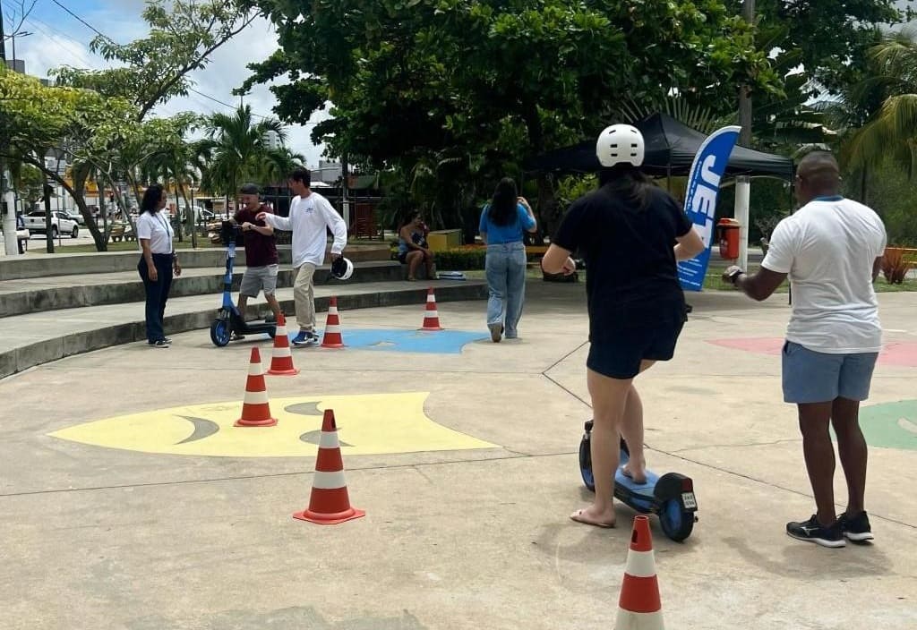 Aula de patinete oferece aulas de patinete na Orla aos domingos