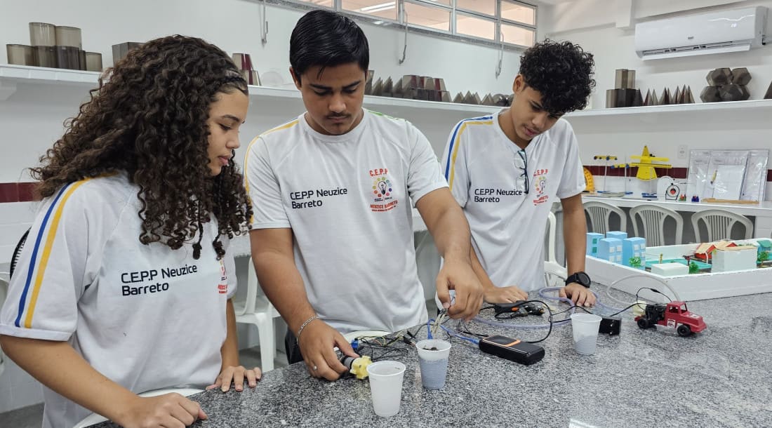 Estudantes da rede estadual durante aula prática