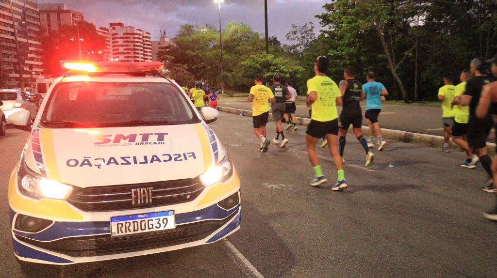 Viatura da SMTT na avenida orientando os atletas