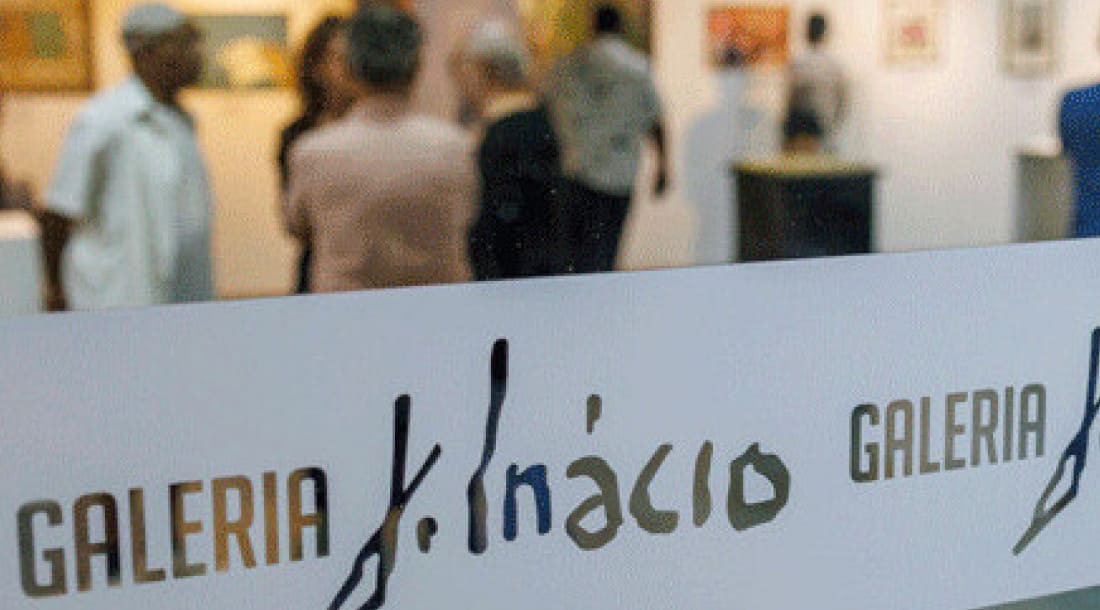 Porta da Galeria J. Inácio