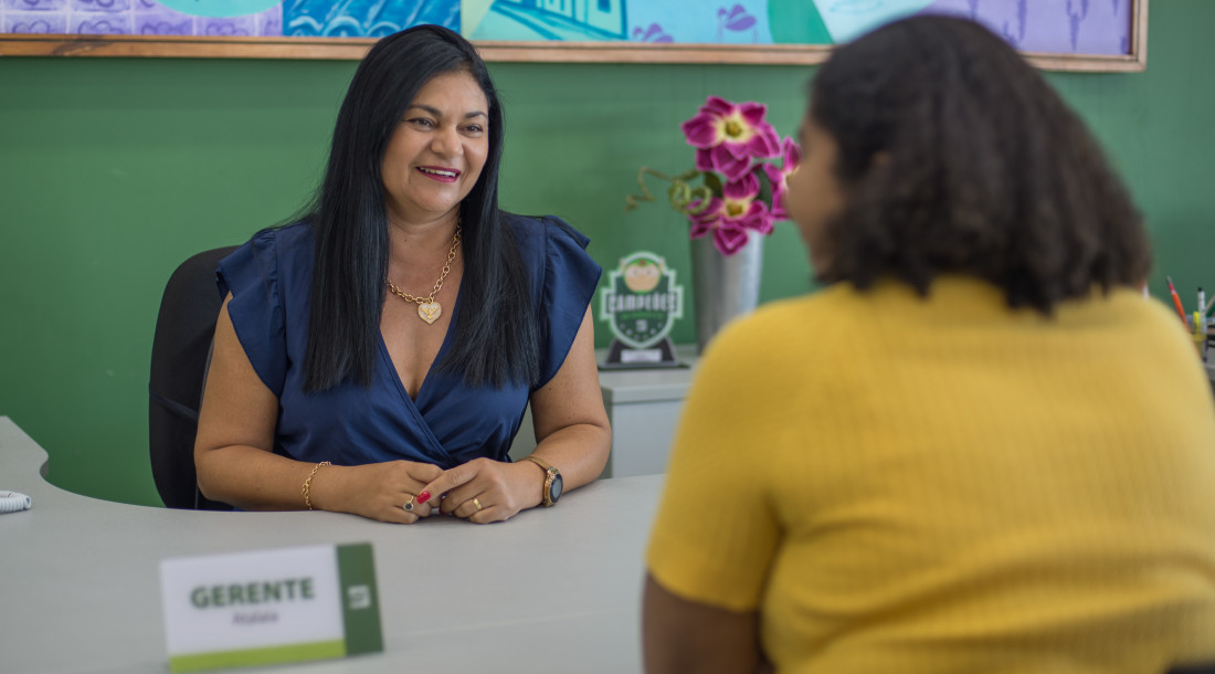 Gerente do Banese atendendo cliente