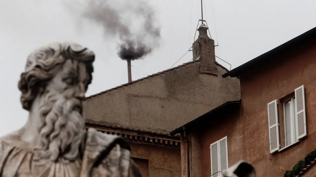 Fumaça preta sai da Capela Sistina