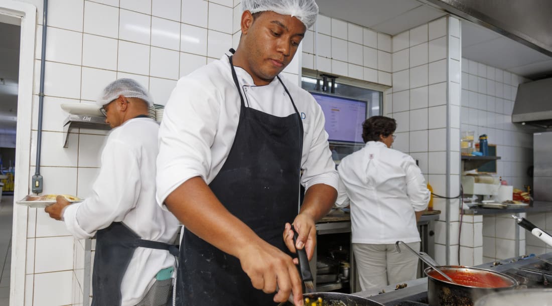 Homem trabalhando na cozinha