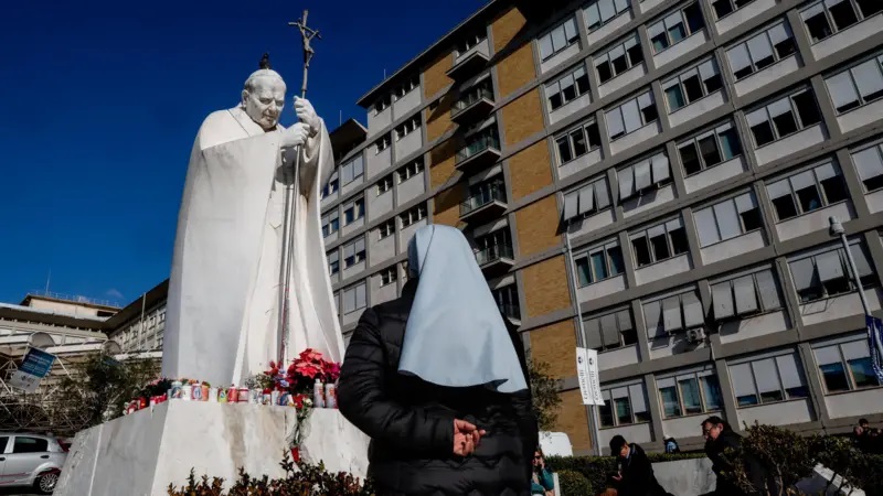 Uma estátua do falecido Papa João Paulo 2º em frente ao Hospital Gemelli