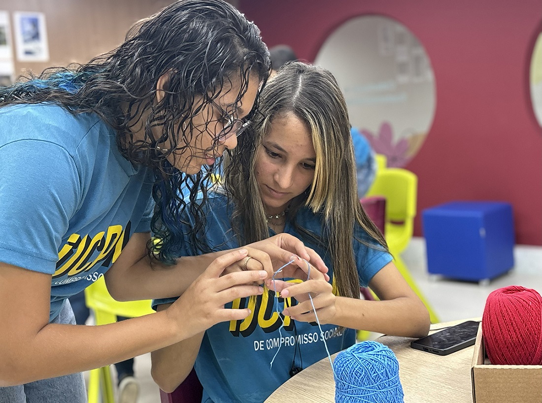 Duas jovens fazendo Crochê na oficina
