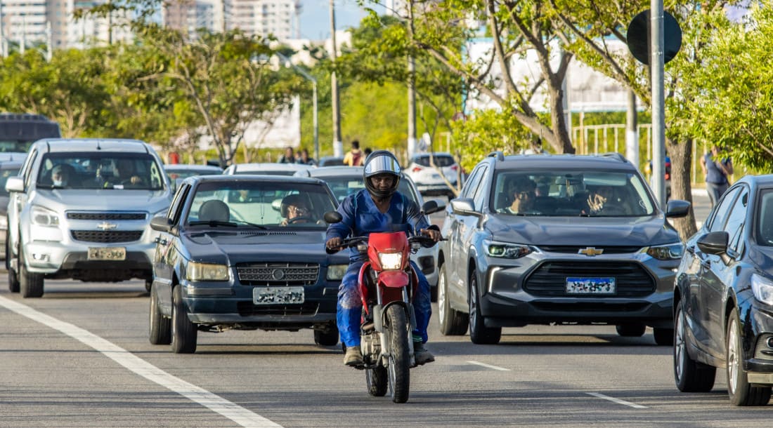 Carros na avenida de Aracaju 