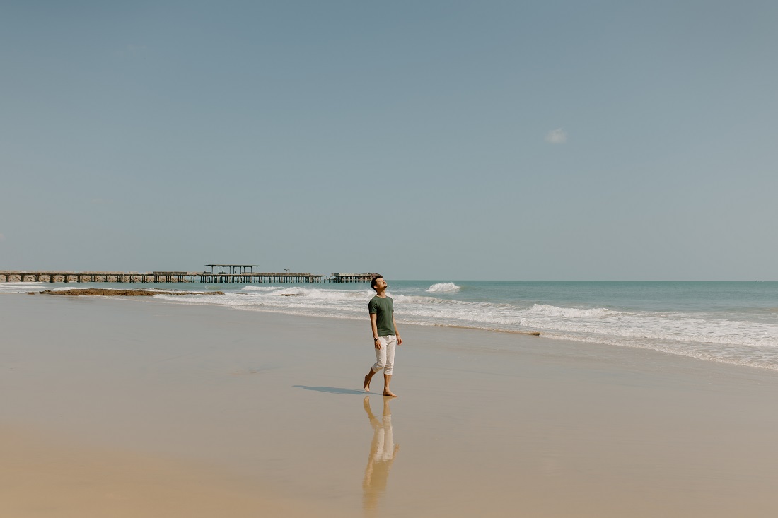 Ator Max Petterson na praia