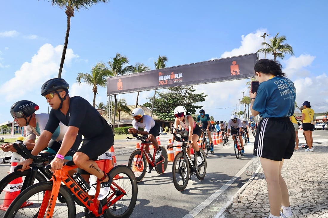 Ciclistas no Ironman 70.3 movimenta Aracaju