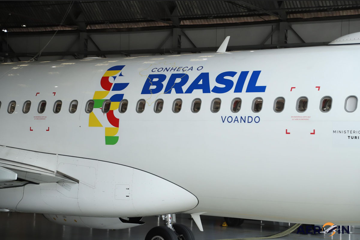 Avião da Latam no galpão