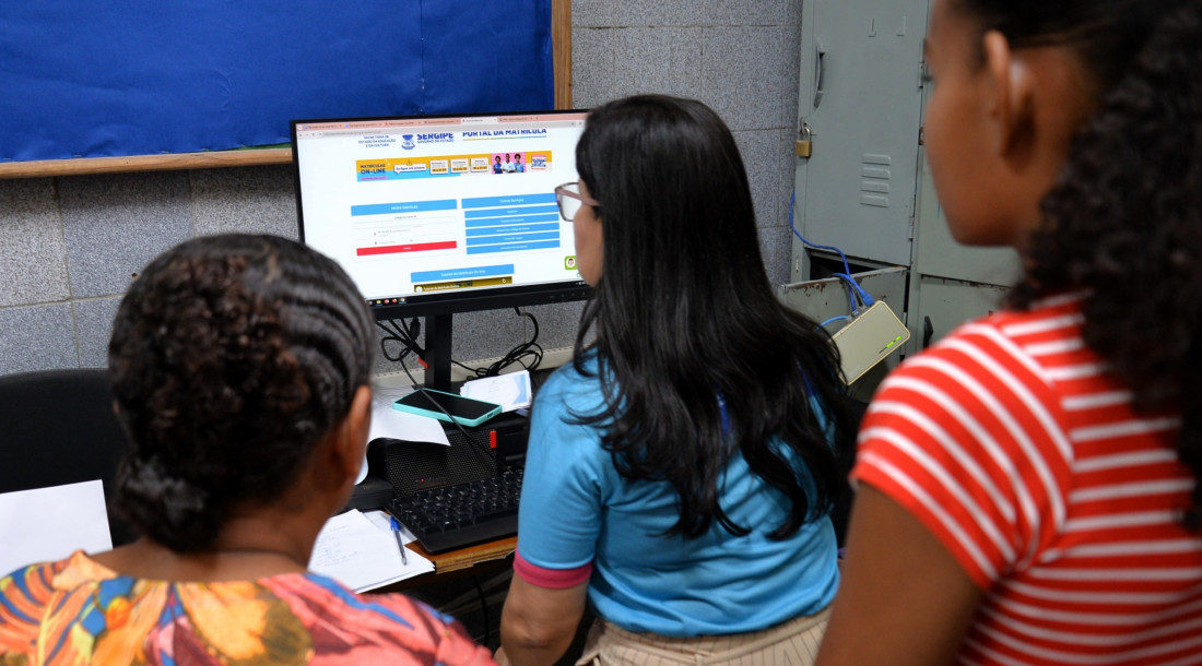 Alunos na frente do computador