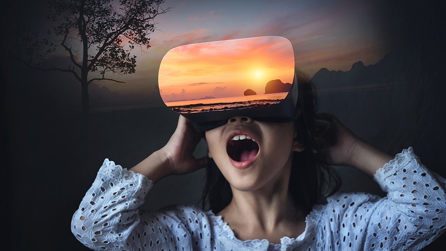 Menina com óculos virtual