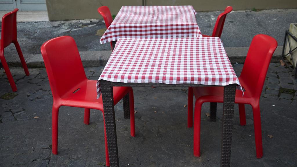 Mesas e cadeiras na calçada