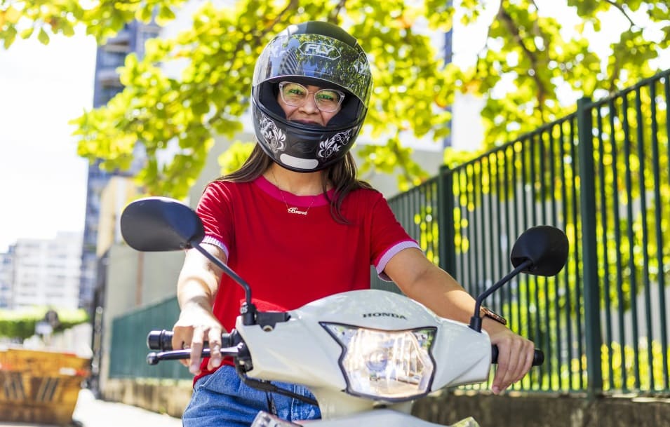 Mulher em uma moto