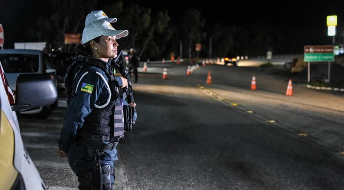 Policial Militar em pé