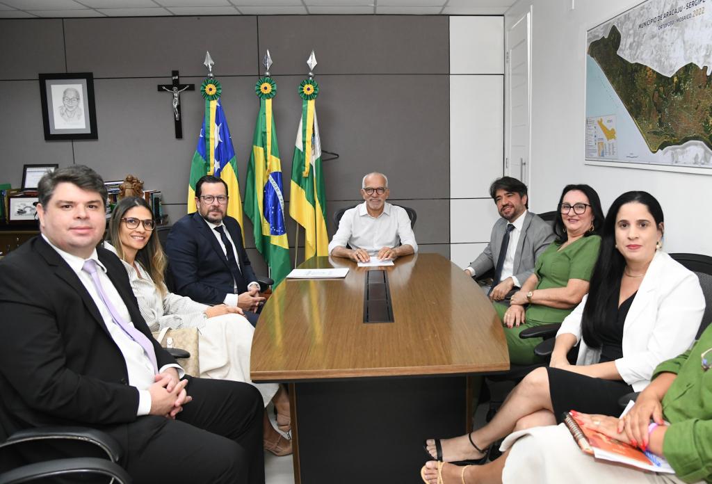 Edvaldo Nogueira e servidores da prefeitura