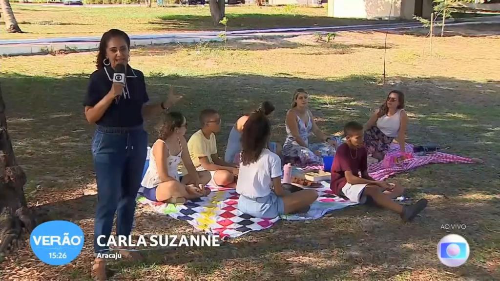 Reporter e uma família no Parque da Sementeira