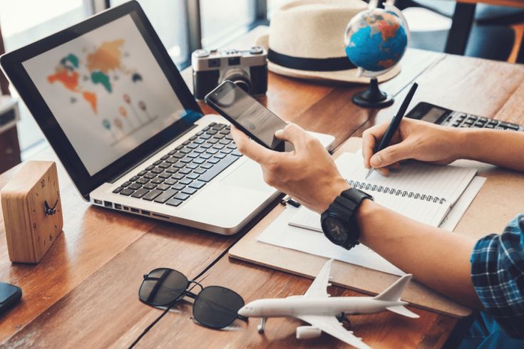 Homem na mesa planejando viagem