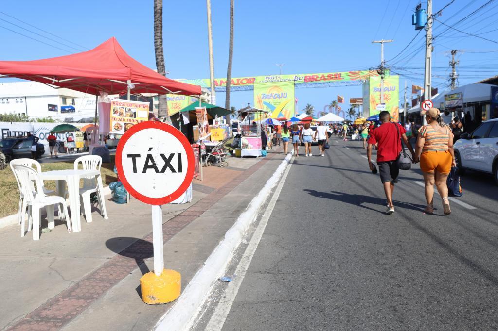 Ponto de Táxi na avenida da Orla de Atalaia