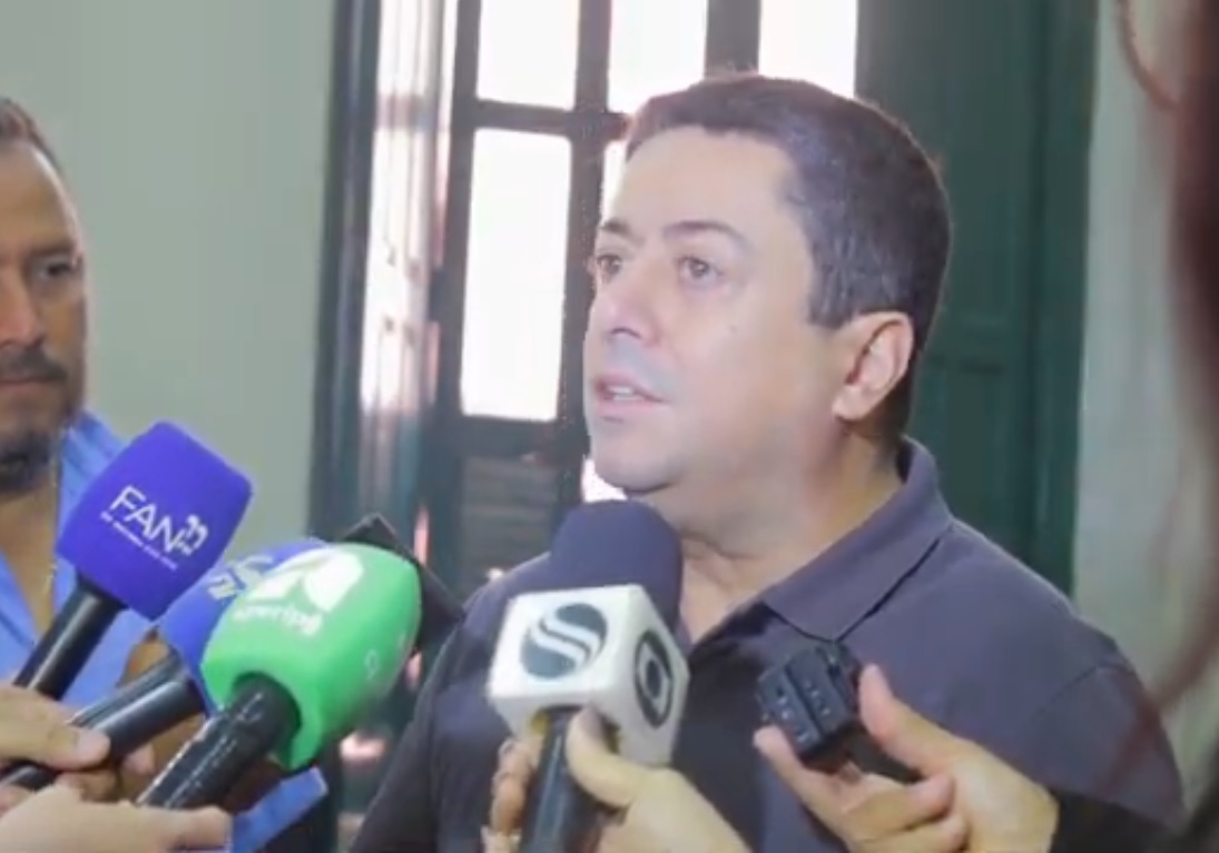 Fabiano Oliveira falando para imprensa
