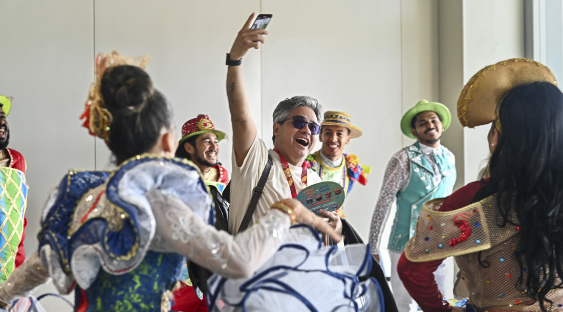 Turistas são recepcionados com forró em Aracaju
