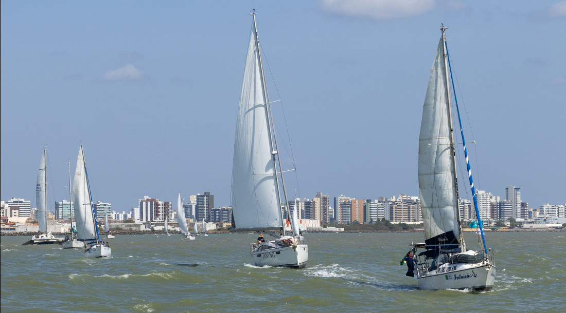 Veleiros no mar na Regata Sergipe-Bahia