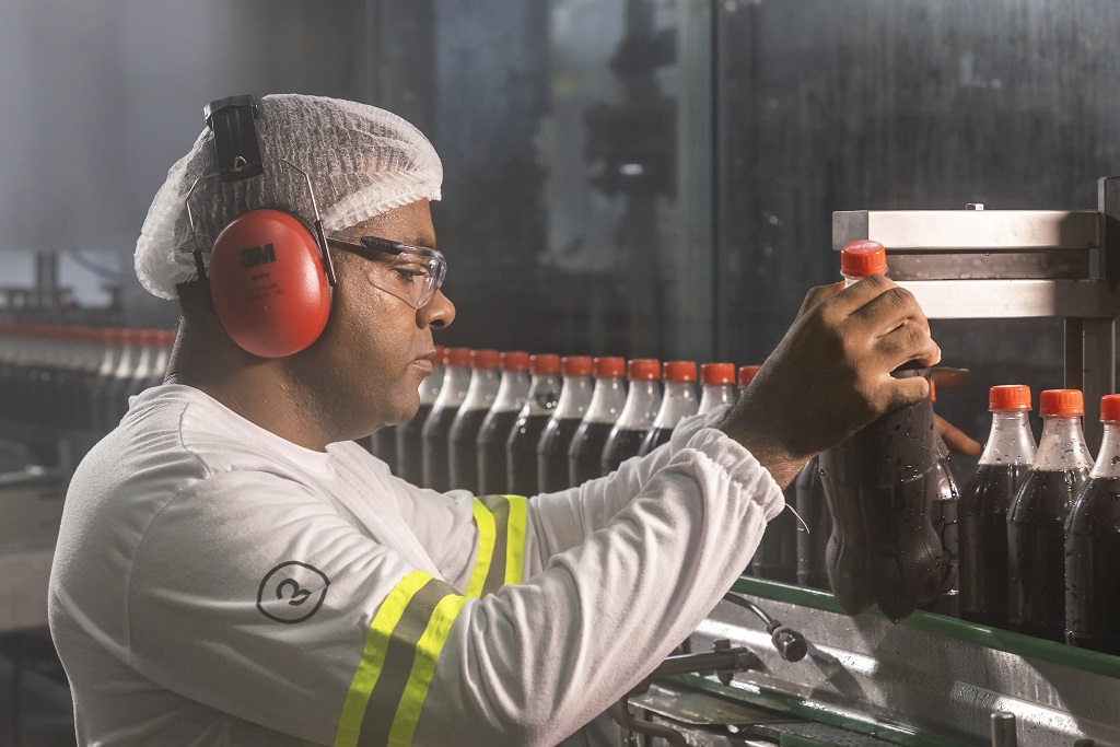 Homem trabalhando na Solar Coca-Cola 