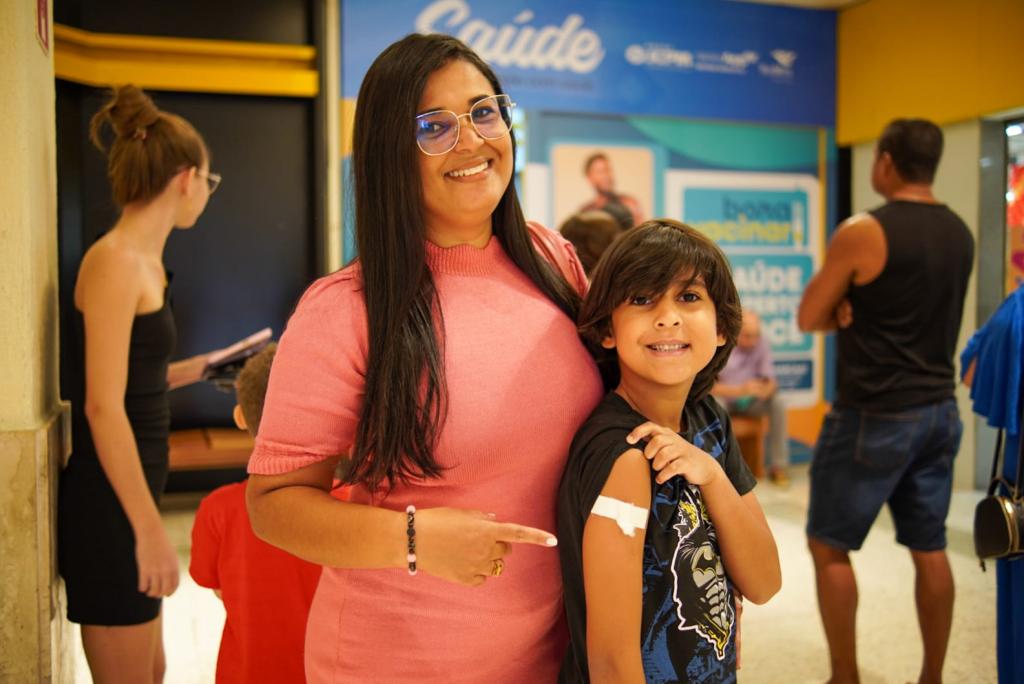 Mãe e filho no posto de vacinação