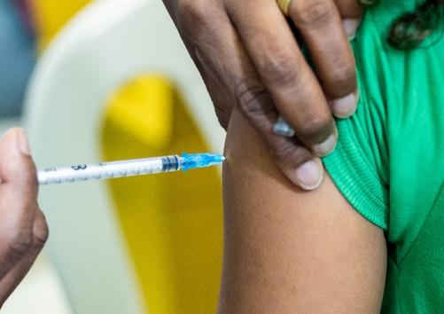 Vacina em criança no braço