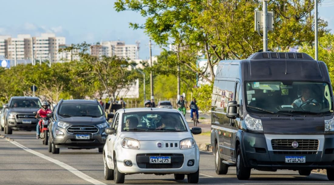 Veículos na avenida