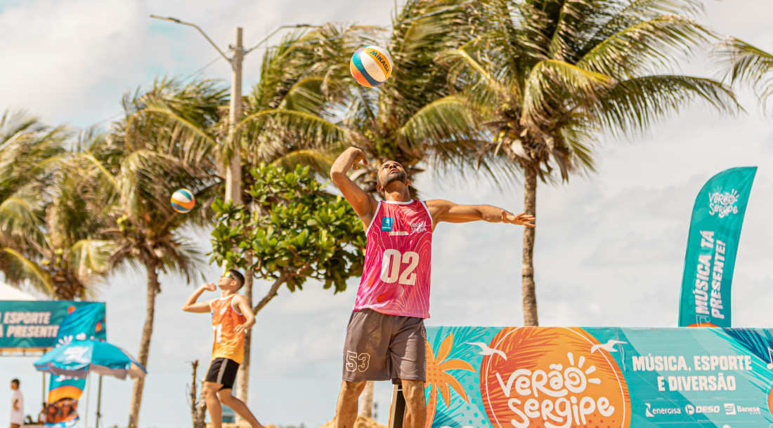 Homem jogando vôlei de praia