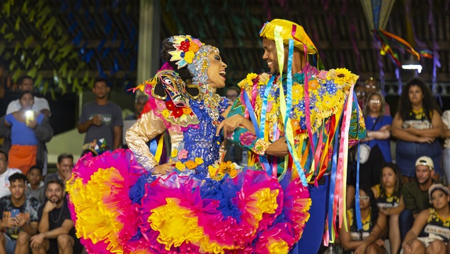 Casal dançando quadrilha