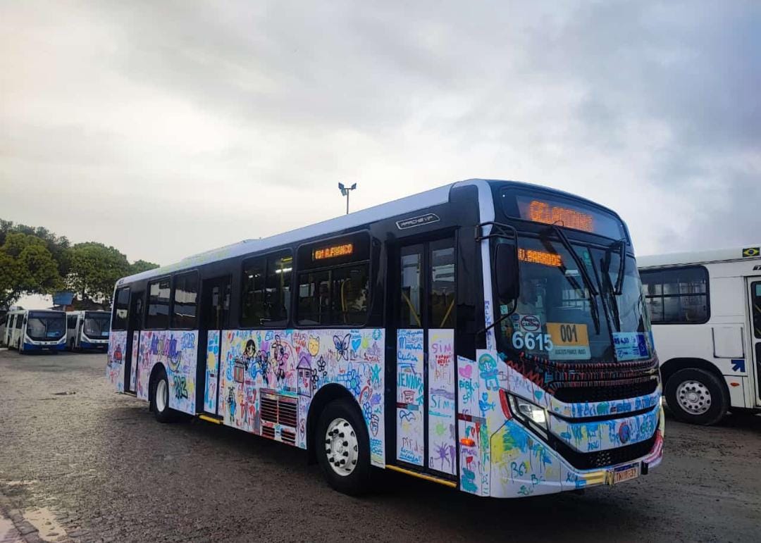 Ônibus pintado pelas crianças