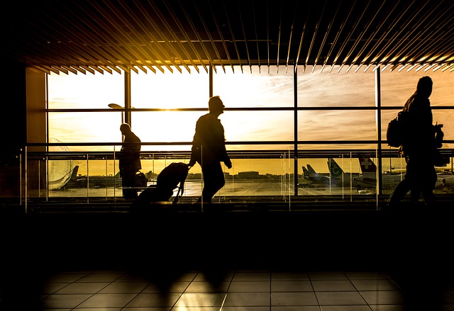 Pessoas circulando no aeroporto