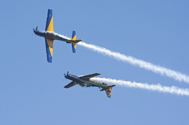 2 aviões da Esquadrilha da Fumaça voando