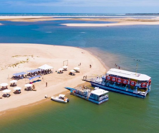 Praia de Mangue Seco, Sergipe, com embarcações encostadas