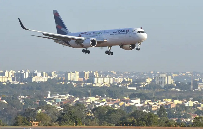 Avião decolando