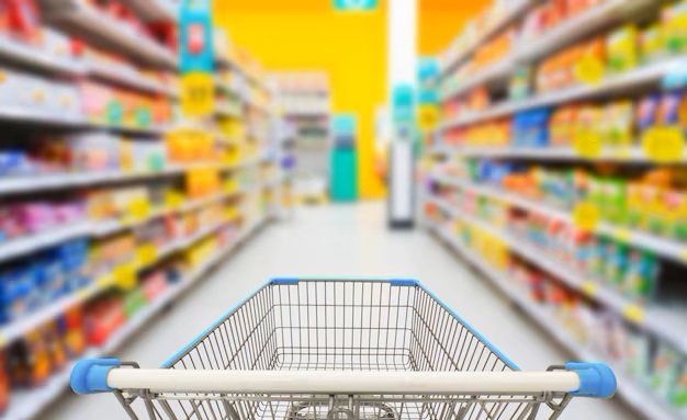 Carrinho de compras desfocado no fundo do supermercado