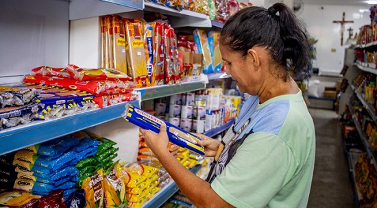 Mulher olhando o preço no supermercado