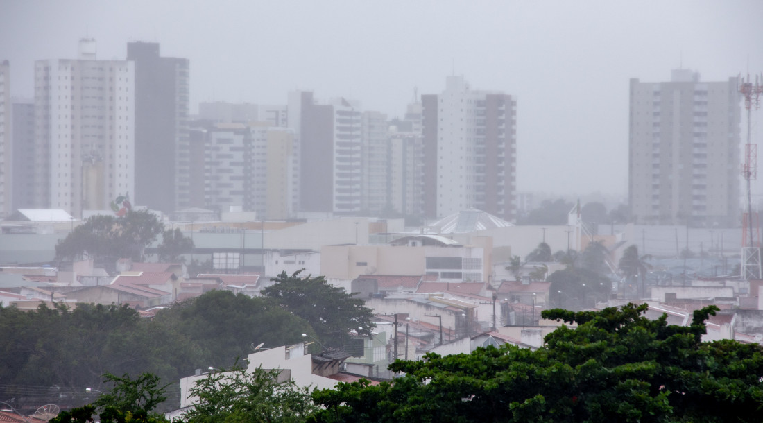 Chuva na avenida em Aracaju