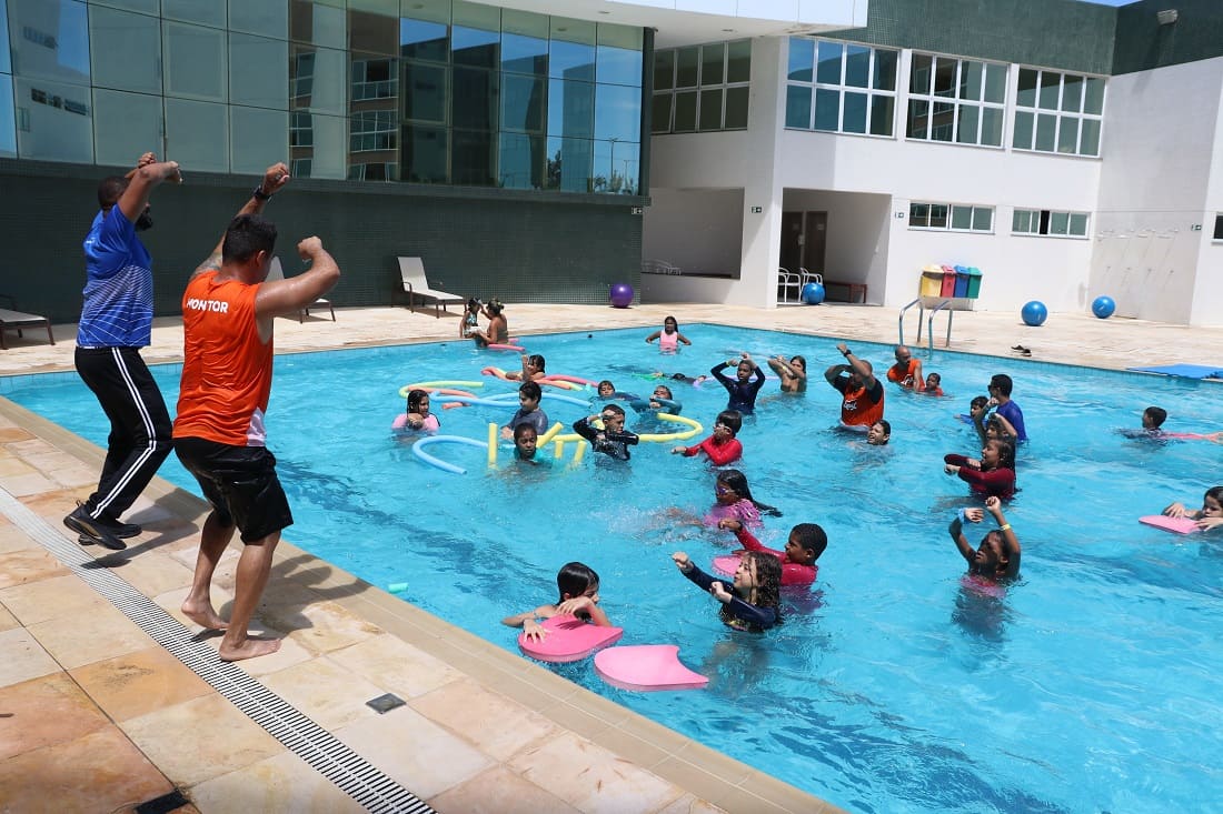 Crianças em uma atividade na piscina