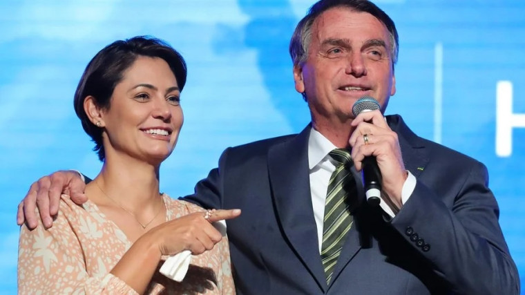 Jair Bolsonaro (PL) ao lado de Michelle Bolsonaro