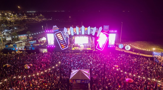 Palco e o público enchendo o Arraia do Povo em Aracaju