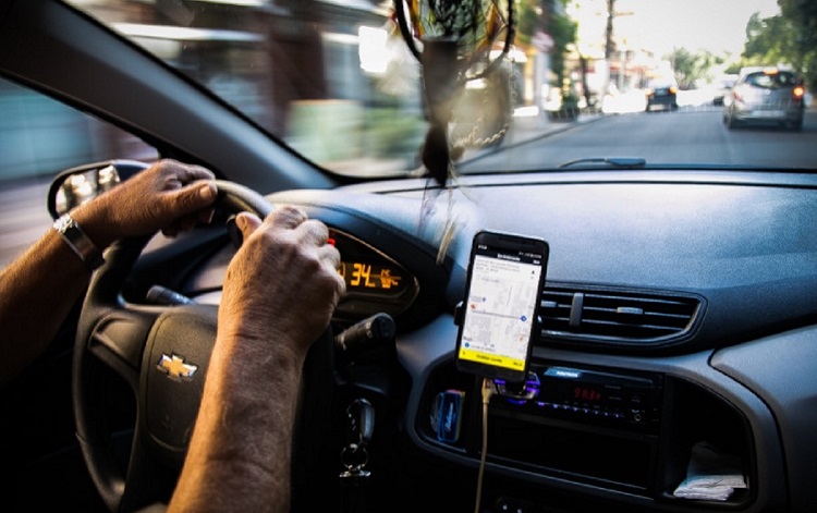 Motoristas de aplicativo dirigindo o carro