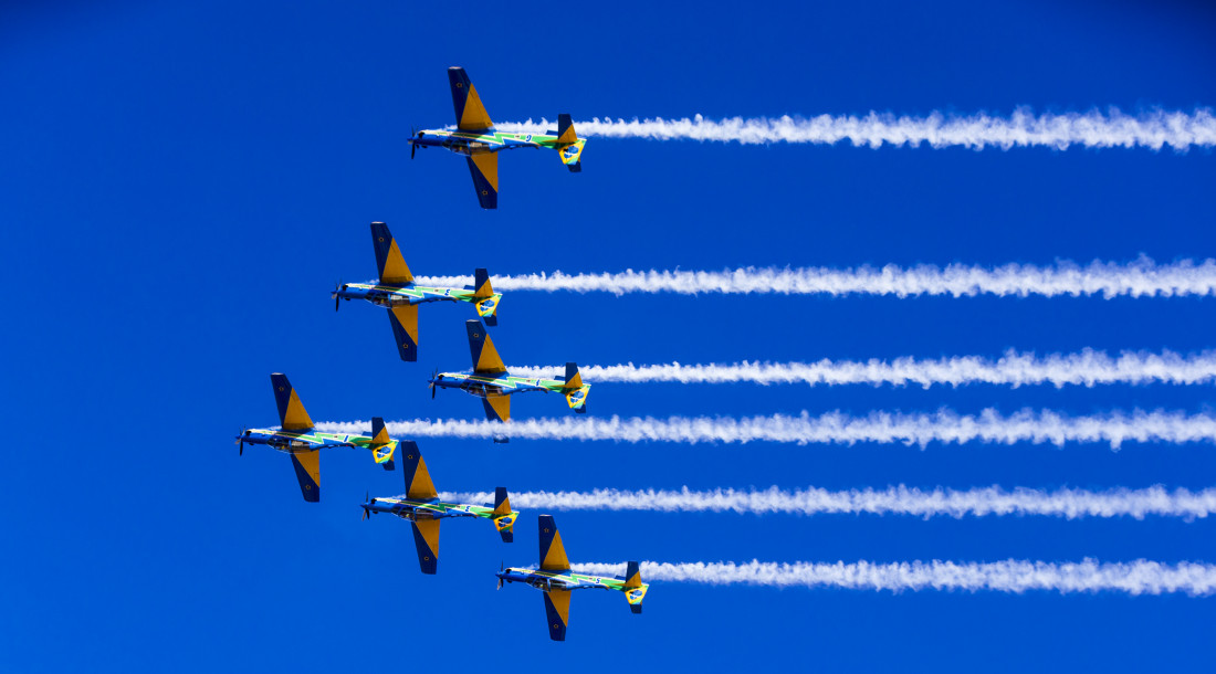 6 aviões da Esquadrilha da Fumaça no céu de Aracaju