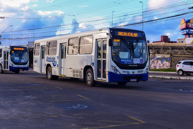 Ônibus na avenida de Aracaju