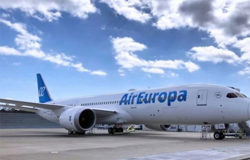 Avião da Air Europa no pátio