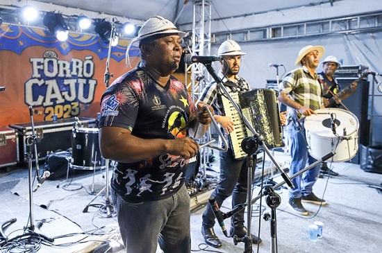 Banda tocando no Forró no Bairro em Aracaju